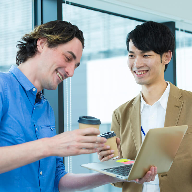 ネイティブとビジネスの話をする日本人男性