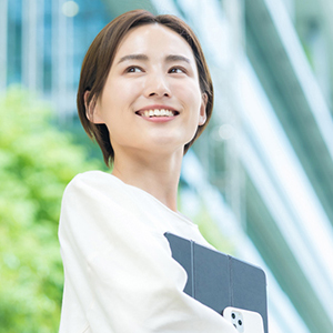 空を見つめて決意を固めている女性のバストアップ写真