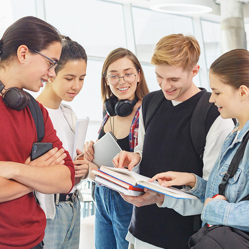 多国籍の学生と議論する様子