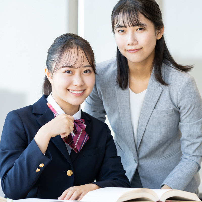 先生と生徒が力を合わせて学習している様子