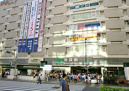 池袋駅東口を出て正面の交差点を進みます。