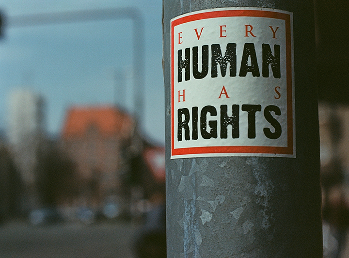 基本的人権のイメージ。電柱に「Every Human Has Rights」と書かれたポスターが貼ってある様子。