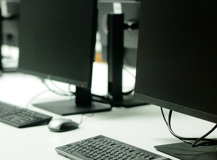 試験会場のイメージ画像。デスクトップパソコンが並んでいる。