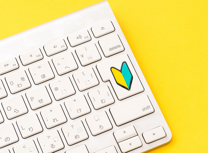 キーボードの上に初心者マークのシールが貼ってある。