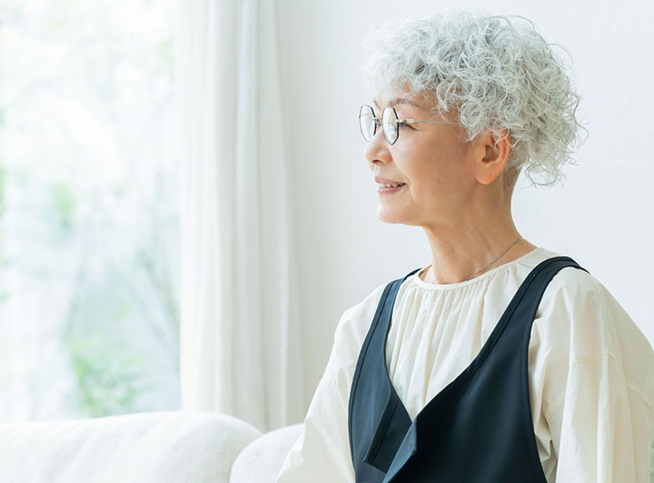 笑顔の白髪の女性