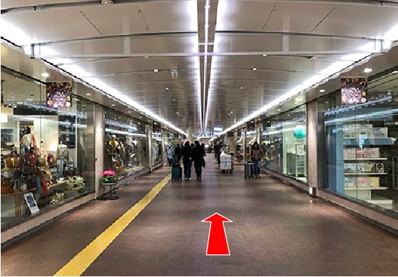 さんちか Santicaを神戸市営地下鉄　海岸線に向かって真っ直ぐ進み、突き当りまで行きます。