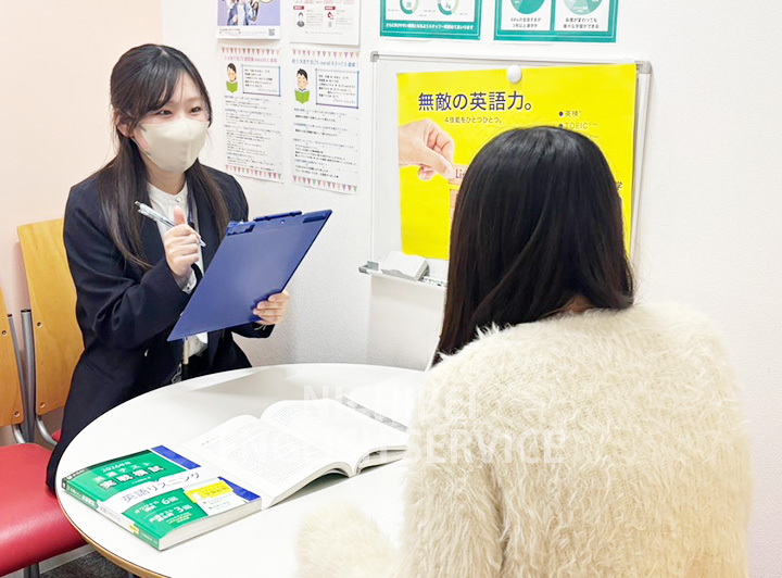 O.A.さんと、インタビューをしているスタッフの様子。