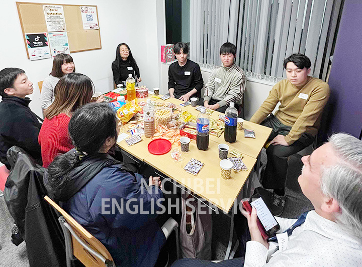 2025年クリスマス会の様子。自己紹介タイムや「Who am I?」ゲームで盛り上がりました