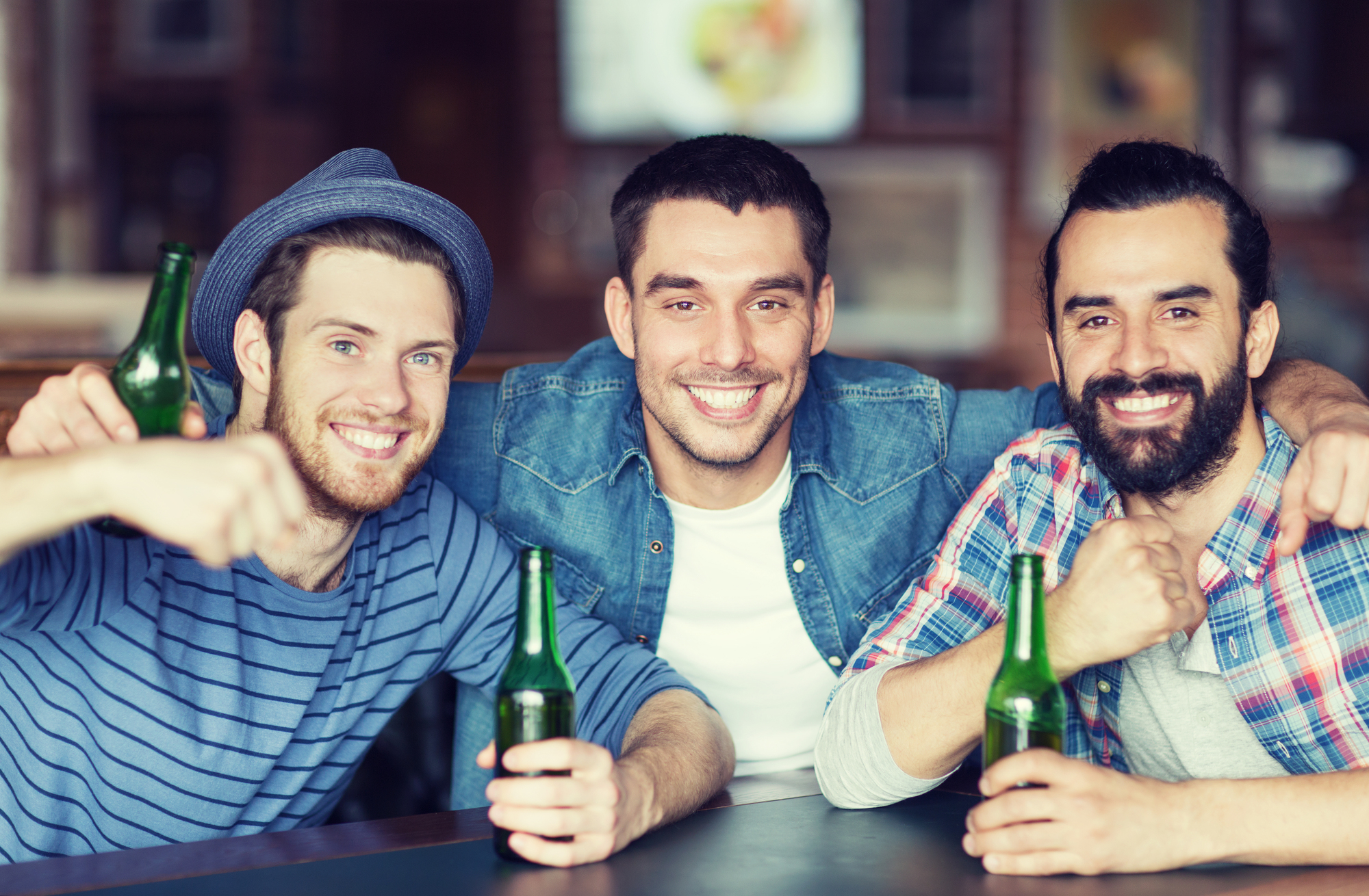 ビールを飲みながらしゃべる３人組