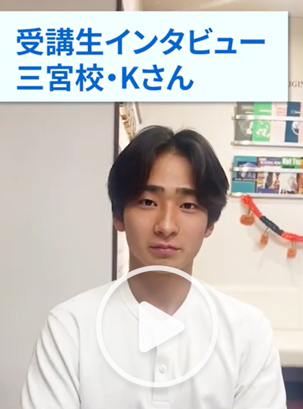 大きなカレンダーにスケジュールを貼る男性のイメージ画像