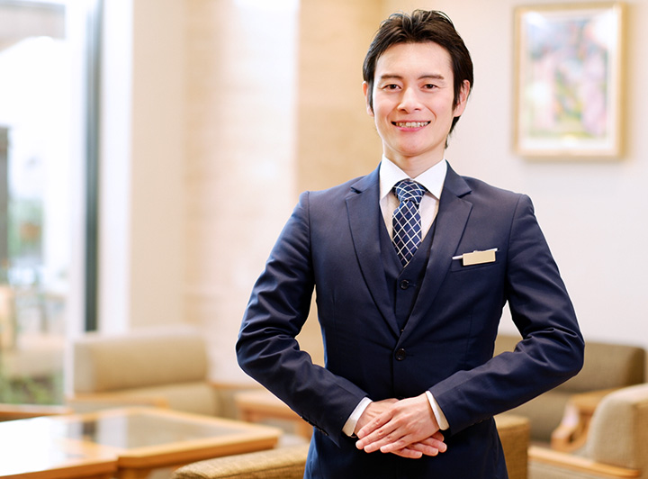 お客様を笑顔で迎えるホテルマンのイメージ