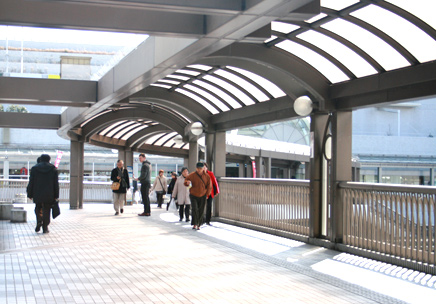 駅出口を出るとアステ川西への直通通路があります。