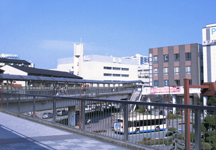 歩道橋を通って阪急百貨店、アステ川西方向へ。