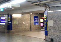 阪急烏丸駅、または地下鉄烏丸線四条駅から19番出口へ向かいます。