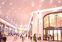 阪急百貨店1F正面玄関横の通路をショーウィンドウを右手にして進みます。