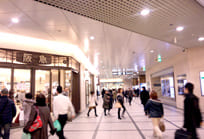 御堂筋線梅田駅南改札から左手にある阪急百貨店の地下1F入口方向へ。