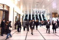 阪急百貨店地下1F入口を通り過ぎると、左にエスカレーターが見えます。