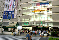 池袋駅東口を出て正面の交差点を進みます。