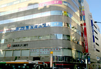 交差点を渡ると前に三菱UFJ銀行さんのビルが見えます。
