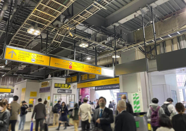写真：渋谷駅中央改札が左手に見えます。