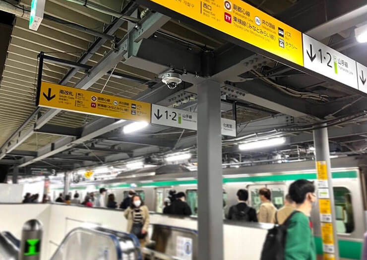 画像：渋谷駅ホーム。南改札へ向かう看板がある階段があります。