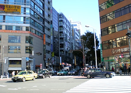渋谷駅宮益坂口を出て、りそな銀行左側の通り（宮益坂）を100mほど進みます。
