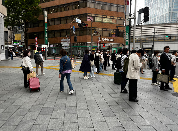 画像：交差点を渡らず左へ曲がり坂を上る