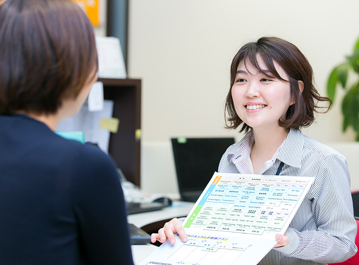 カウンセリングを行う日米英語学院スタッフ
