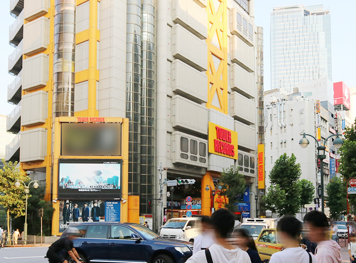 交差点の向かいから見たタワーレコード渋谷店の写真