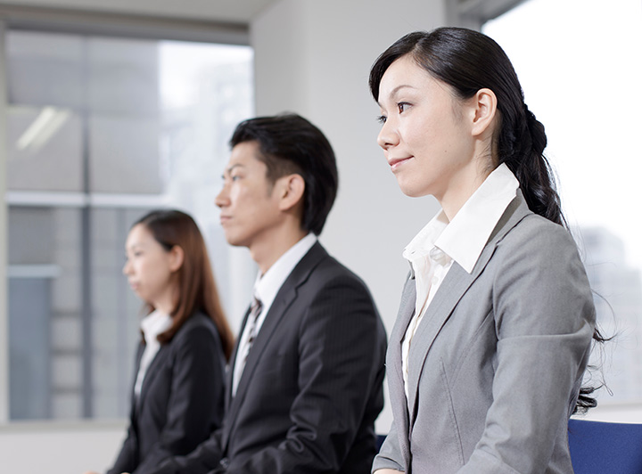面接に挑むスーツ姿の３人の応募生