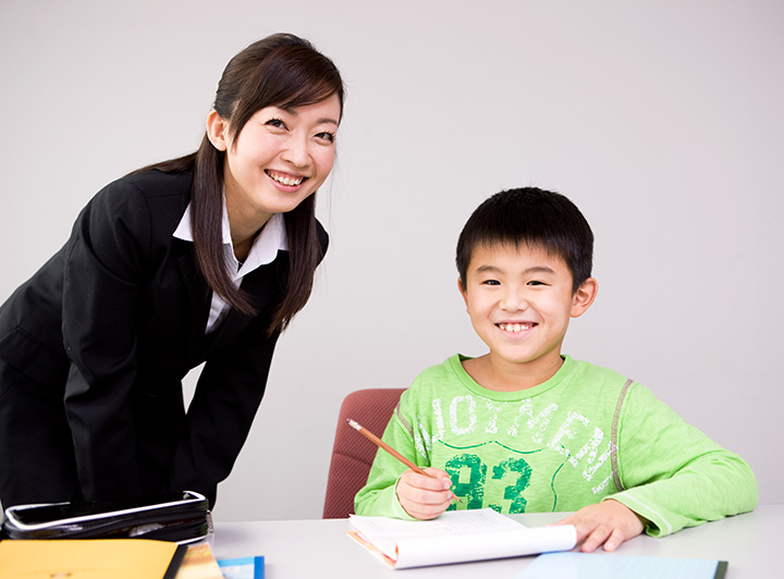 マンツーマンで指導を受ける小学生