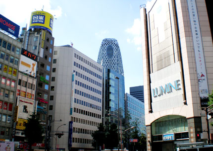 交差点を渡ると、右手屋上に日米の看板のあるビルが見えます。