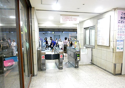 JR天王寺駅のミオ改札を出ると正面にミオ本館入り口があります。