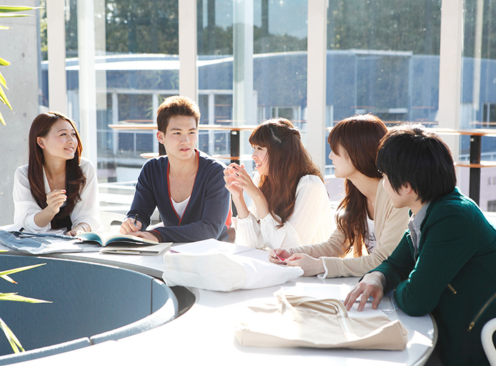 大学生が複数名で談笑している様子