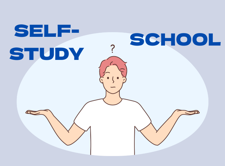 男性が両手を上げて悩んでいる様子のイラスト。左手に「self-study」、右手に「school」という文字が浮かび、天秤にかけている。