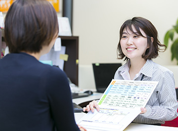 カウンセリングの様子。スタッフが受講希望者に書類を見せて解説をしているところ