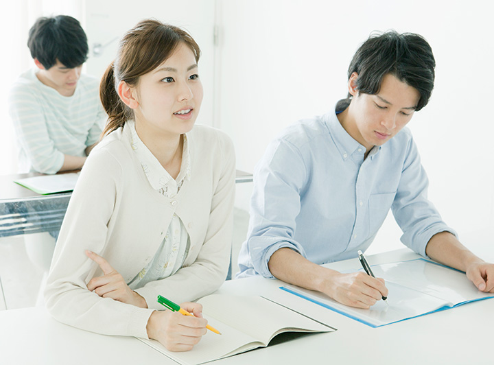 大学で講義を受けている人