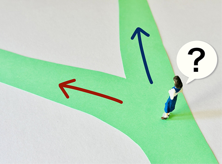 岐路でどちらに進むか悩んでいる人のイメージ画像。