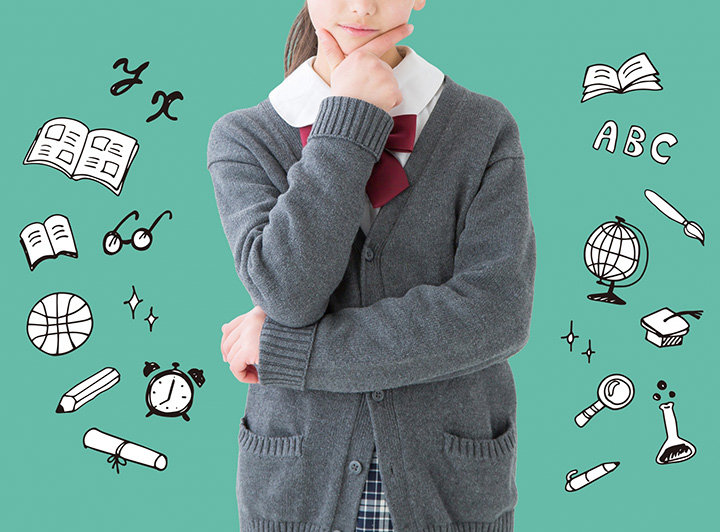 スーツ姿で試験を受けている大学生のイメージ