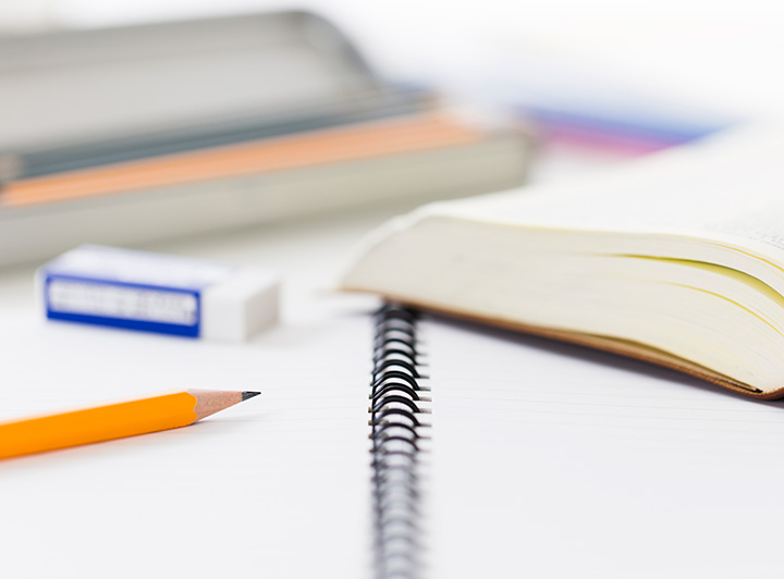 スーツ姿で試験を受けている大学生のイメージ