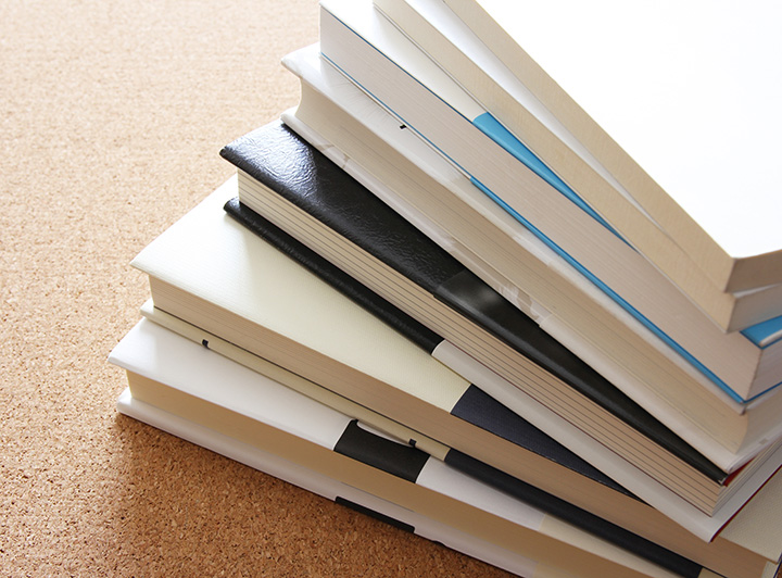 スーツ姿で試験を受けている大学生のイメージ