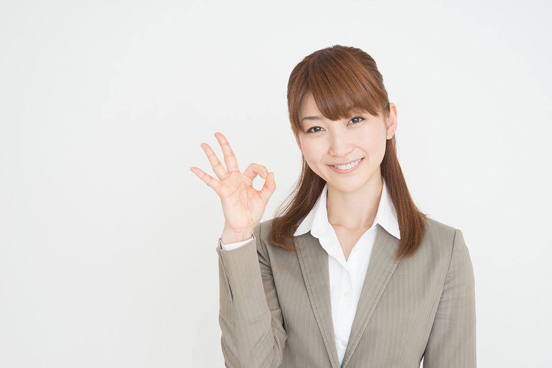スーツ姿で試験を受けている大学生のイメージ